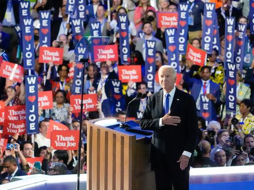 Joe Biden hält seine Hand aufs Herz. Er wird von den delegierten auf dem Parteitag gefeiert.