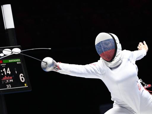 Russische Fechterinnen und Fechter dürfen an der Qualifikation für die Olympischen Spiele teilnehmen. Das hat der Internationale Fechtverband entschieden.