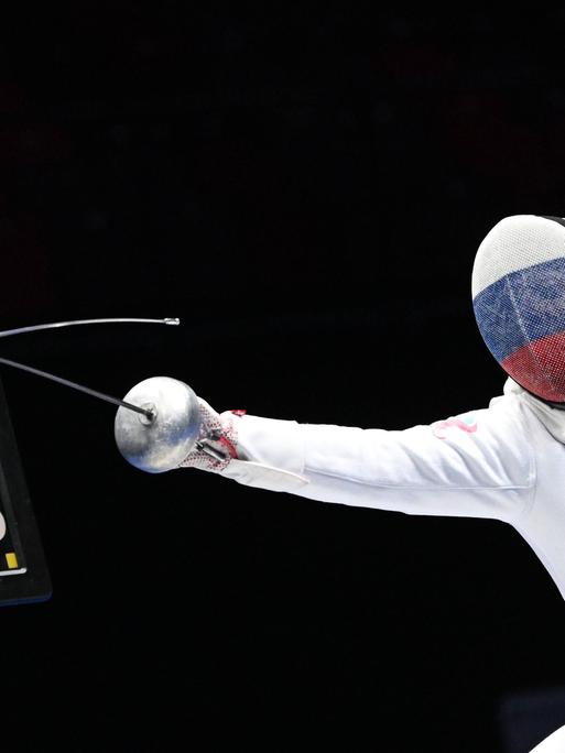 Russische Fechterinnen und Fechter dürfen an der Qualifikation für die Olympischen Spiele teilnehmen. Das hat der Internationale Fechtverband entschieden.