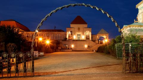 Blick bei Nacht auf die Ausstellungshalle und die Russische Kapelle der Künstlerkolonie Mathildenhöhe, Darmstadt, Hessen, Deutschland, Europa
