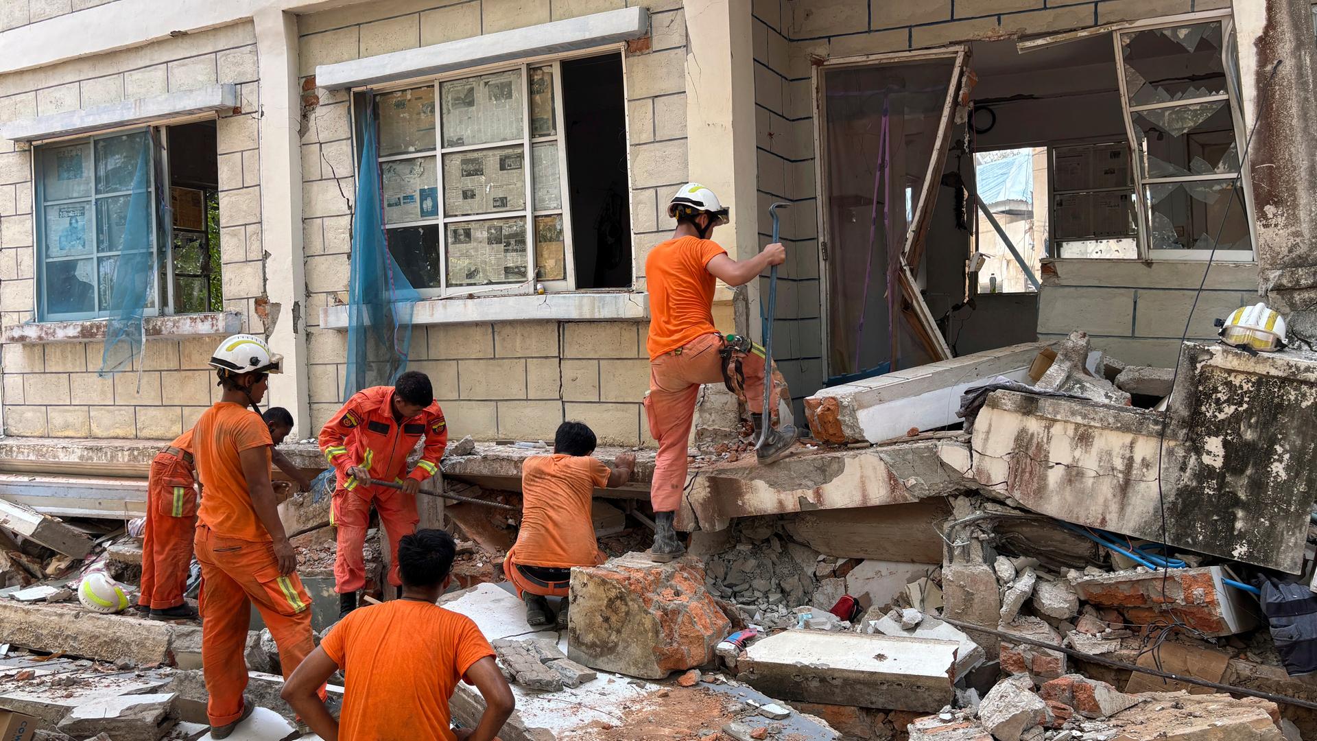 Feuerwehrleute bergen die Habseligkeiten der Erdbebenopfer aus beschädigten Gebäuden in Naypyitaw, Myanmar, in denen Regierungsangestellte untergebracht sind. Am 28. März bebte dort die Erde. Es gab viele Tote. Feuerwehrleute bergen die Habseligkeiten der Erdbebenopfer aus beschädigten Gebäuden in Naypyitaw, Myanmar, in denen Regierungsangestellte untergebracht sind. Am 28. März bebte dort die Erde. Es gab viele Tote.