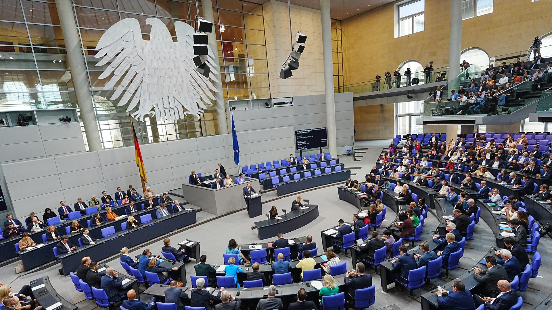 Das Foto zeigt die Abgeordneten im Bundestag. Sie beraten über den Haushalt für 2025.