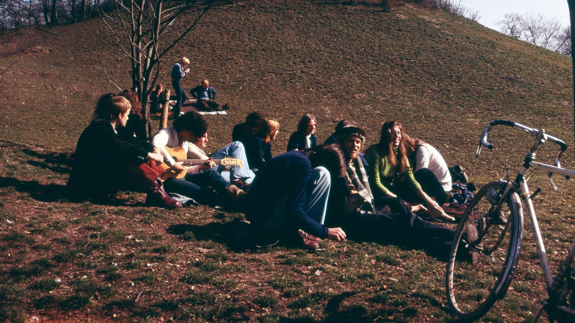 Junge Leute liegen im Park.