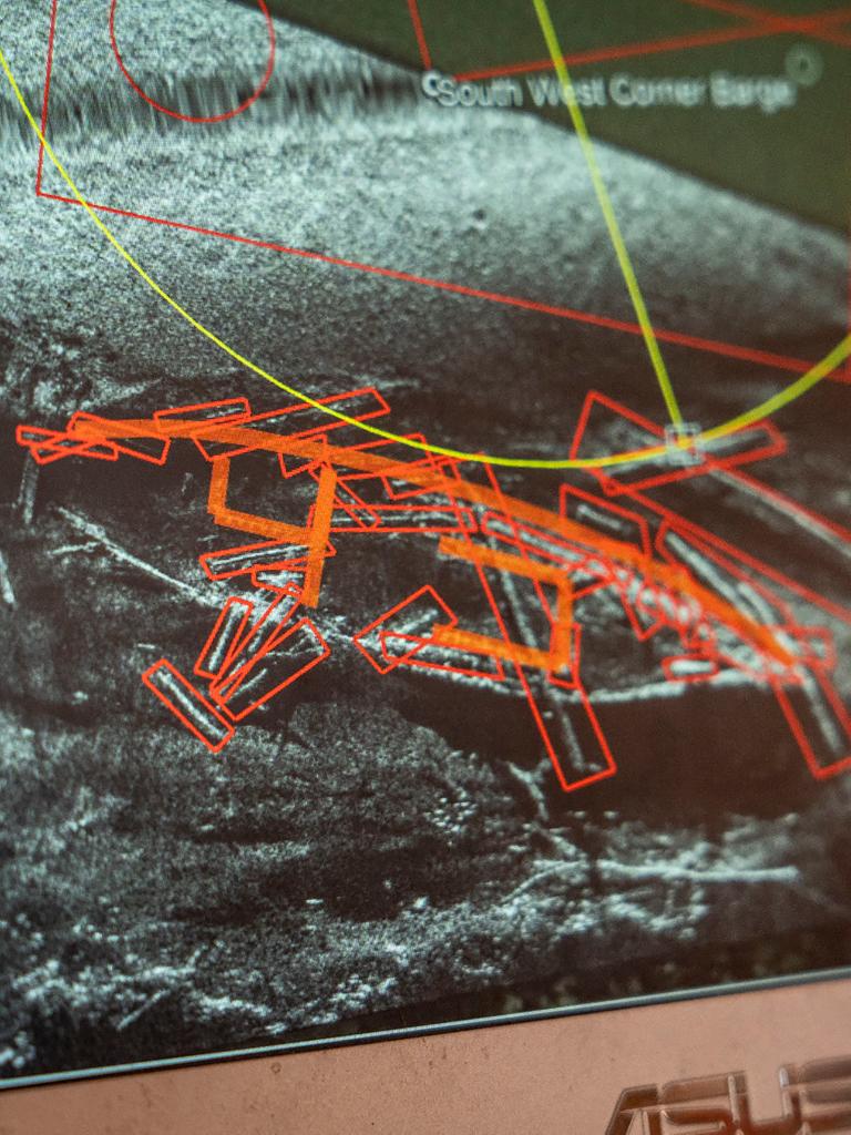 Ein Bild der Clotilda auf dem Grund eines Flusses in der Nähe von Mobile, Alabama. Die einzelnen identifizierbaren Teile der Clotilda sind mit roten Kästchen markiert.