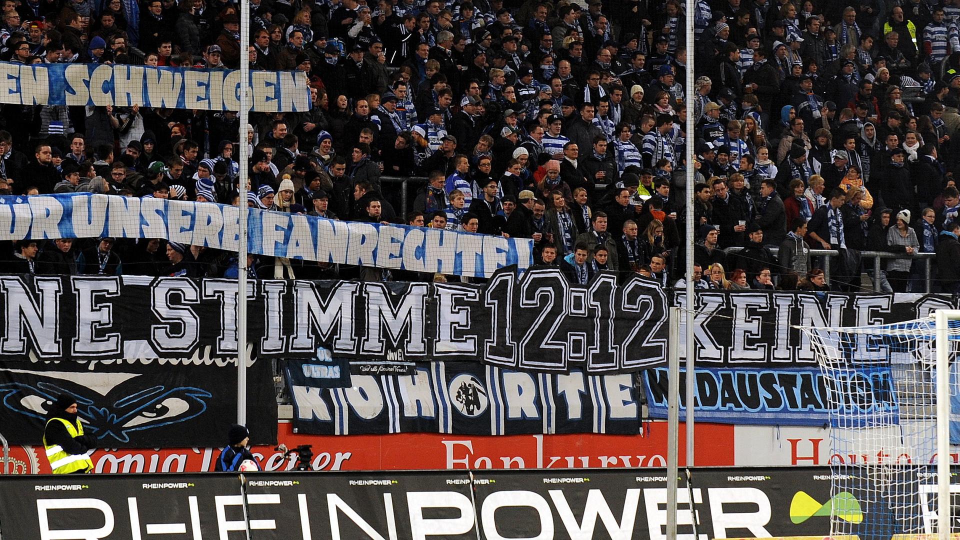 Eine Szene aus dem Stadion des MSV Duisburg. Fans zeigen Spruchbänder mit der Aufschrift "12:12 Minuten Schweigen für unsere Fanrechte. Eine Szene aus dem Stadion des MSV Duisburg. Fans zeigen Spruchbänder mit der Aufschrift "12:12 Minuten Schweigen für unsere Fanrechte.