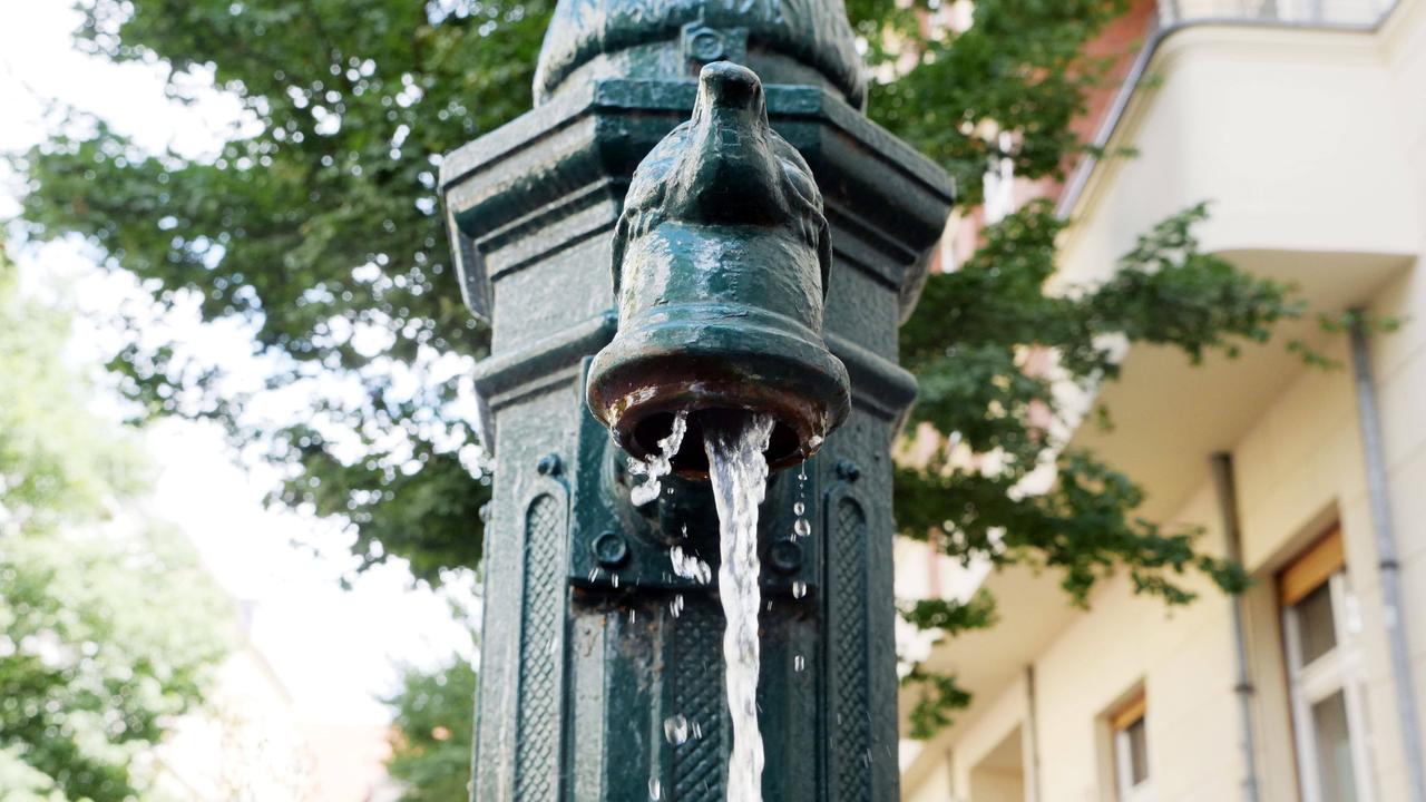 27.09.2021, Berlin - Deutschland. Pumpe am Straßenrand gibt Wasser für trockene Bäume.