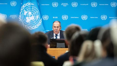 Der russische Außenminister Lawrow spricht während einer Pressekonferenz im UN-Hauptquartier in New York.