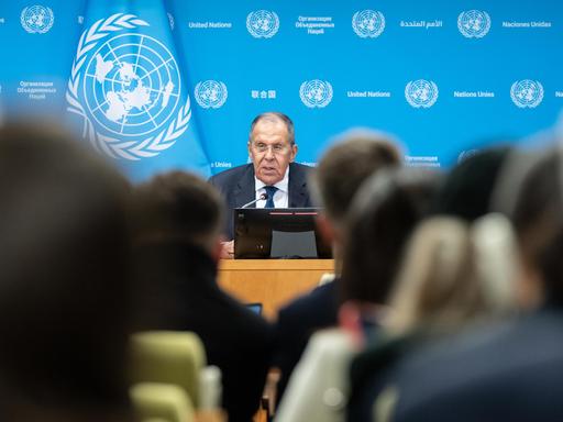 Der russische Außenminister Lawrow spricht während einer Pressekonferenz im UN-Hauptquartier in New York. Der russische Außenminister Lawrow spricht während einer Pressekonferenz im UN-Hauptquartier in New York.