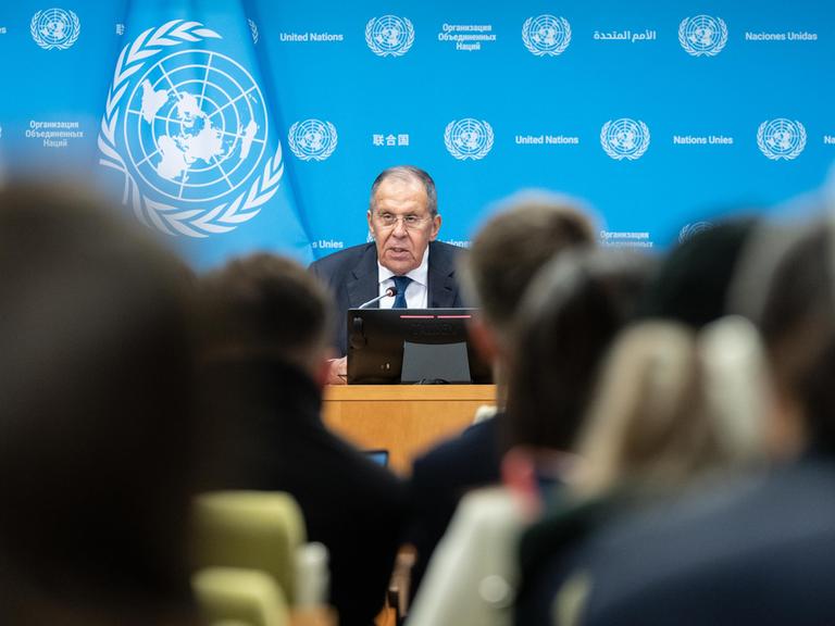 Der russische Außenminister Lawrow spricht während einer Pressekonferenz im UN-Hauptquartier in New York.