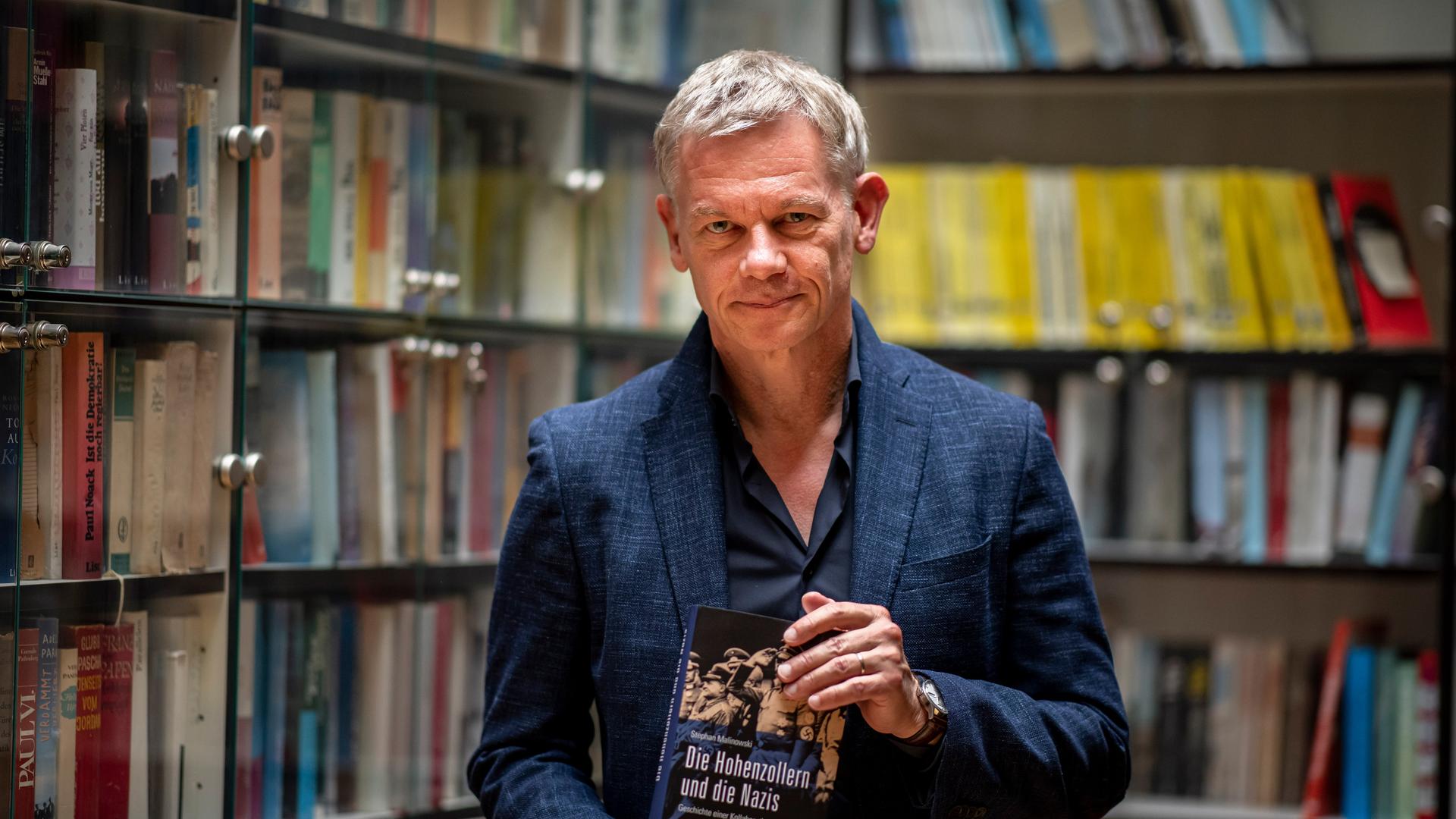 Stephan Malinowski, Historiker, hält sein neues Buch "Die Hohenzollern und die Nazis" des Propyläen Verlag im Gebäude der Ullstein Buchverlage in der Hand. Stephan Malinowski, Historiker, hält sein neues Buch "Die Hohenzollern und die Nazis" des Propyläen Verlag im Gebäude der Ullstein Buchverlage in der Hand.
