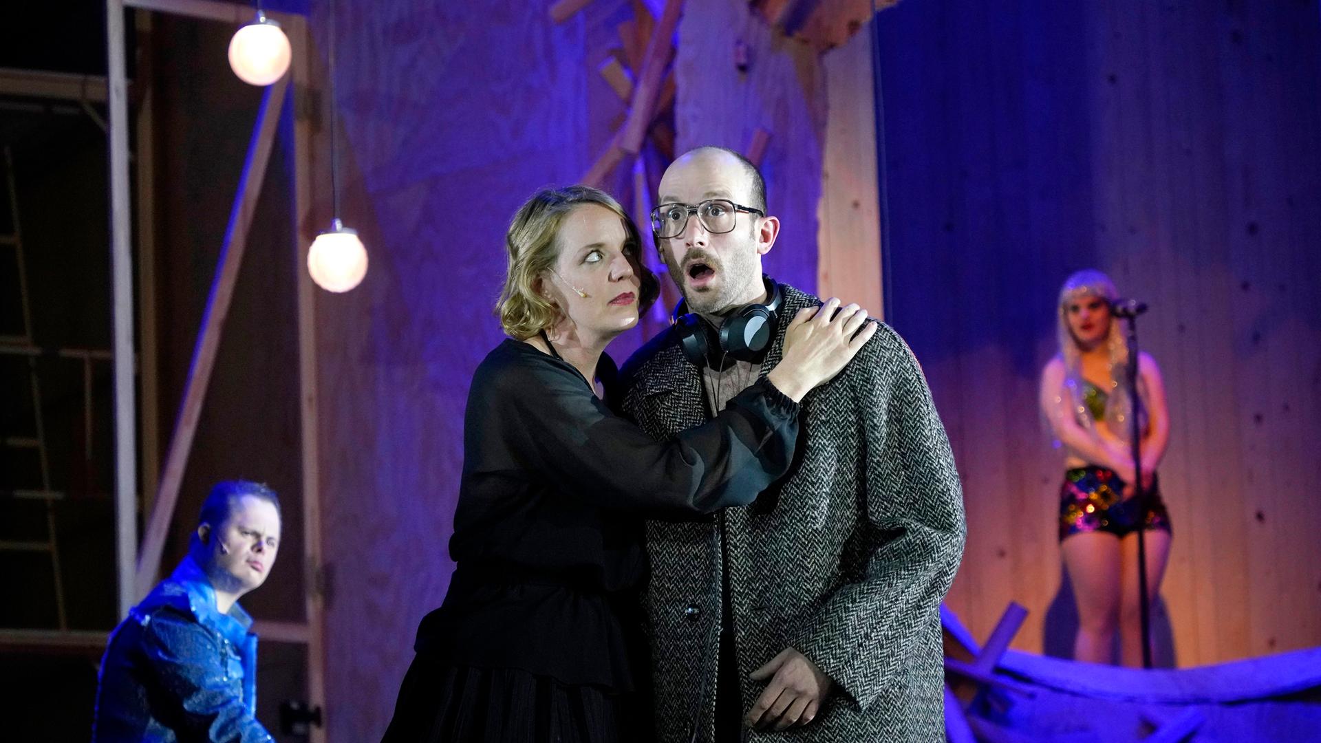 Die Schaupieler Jonas Sippel, Katrin Wichmann, Elias Arens und Juliana Götze sind auf der Bühen bei einer Probe zum Theaterstück 'Der Steppenwolf' im Deutschen Theater. Berlin zu sehen. Die Schaupieler Jonas Sippel, Katrin Wichmann, Elias Arens und Juliana Götze sind auf der Bühen bei einer Probe zum Theaterstück 'Der Steppenwolf' im Deutschen Theater. Berlin zu sehen.