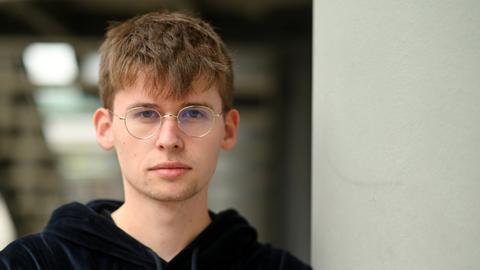 Porträt des Autors Jakob Springfeld, der eine schwarze Kapuzenjacke trägt.