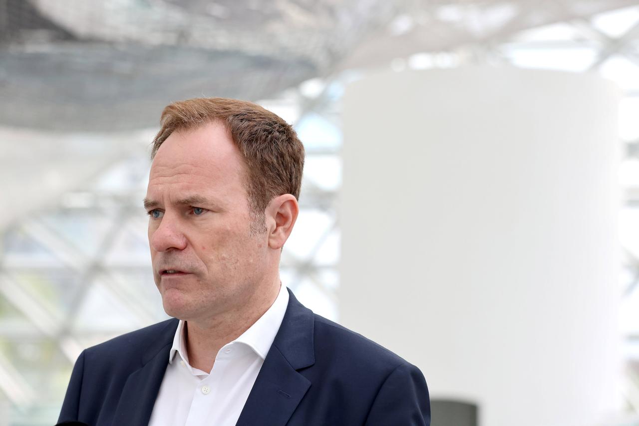 Stephan Keller geht an der Kamera vorbei und spricht.