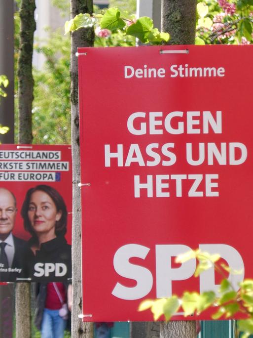 An einer Straße sind SPD-Wahlplakate aufgehängt.