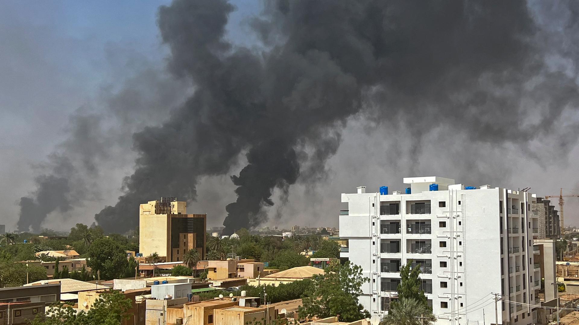 Das Foto zeigt eine große Rauchsäule über der sudanesischen Hauptstadt Khartum.