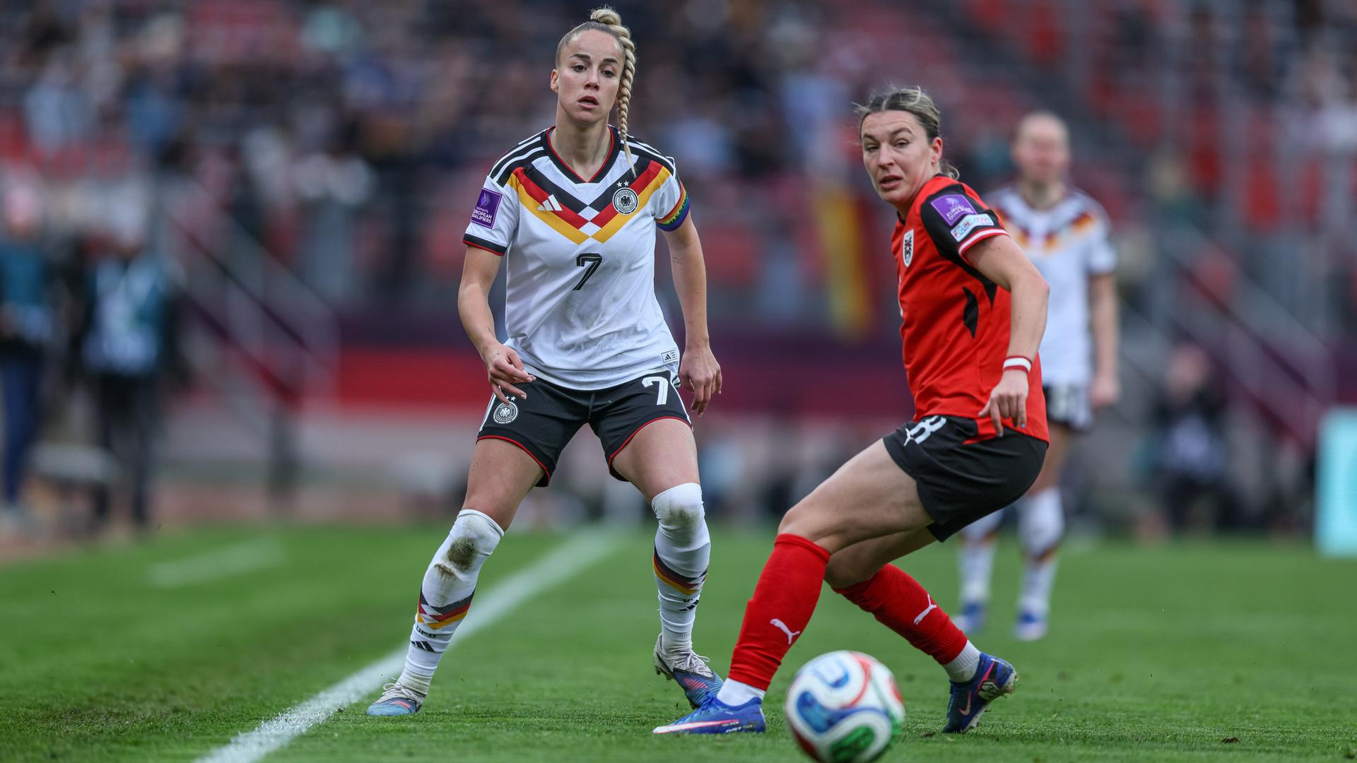 Fußball-WM-Qualifikation: Giulia Gwinn (Deutschland Frauen #7) und Barbara Dunst (Österreich #8) in Aktion. Fußball-WM-Qualifikation: Giulia Gwinn (Deutschland Frauen #7) und Barbara Dunst (Österreich #8) in Aktion.