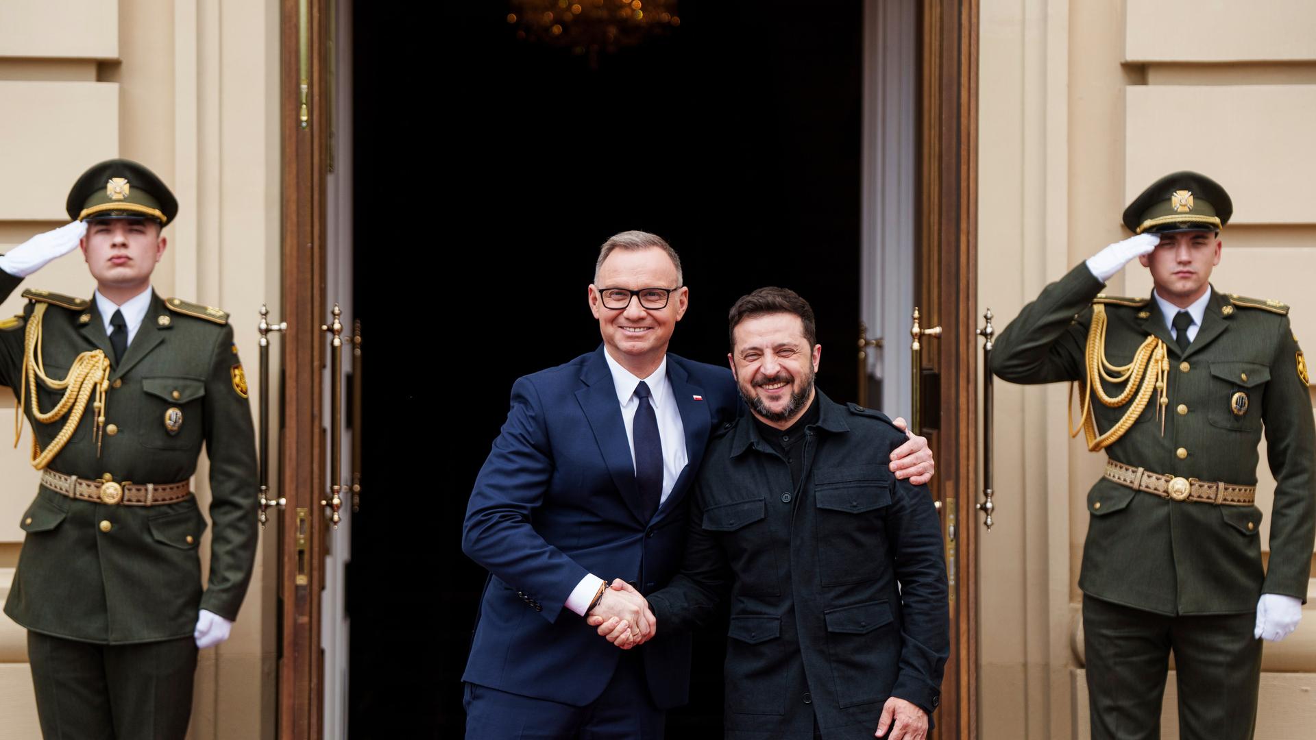 Der ukrainische Präsident Wolodymyr Selenskyj (r) und der polnische Präsident Andrzej Duda umarmen sich während ihres Treffens in Kiew. Der ukrainische Präsident Wolodymyr Selenskyj (r) und der polnische Präsident Andrzej Duda umarmen sich während ihres Treffens in Kiew.