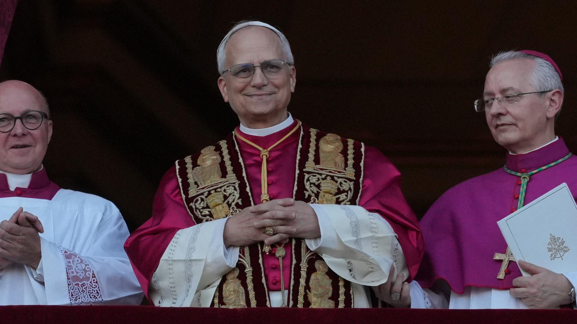 Der neu gewählte Papst Leo XIV., US-Amerikaner Robert Prevost, erscheint auf dem Balkon des Petersdoms im Vatikan. 