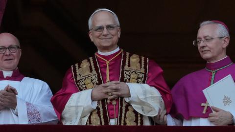 08.05.2025, Vatikan, Vatikanstadt: Der neu gewählte Papst Leo XIV., US-Amerikaner Robert Prevost, erscheint auf dem Balkon des Petersdoms im Vatikan. Foto: Andrew Medichini/AP/dpa +++ dpa-Bildfunk +++