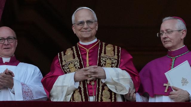Der neu gewählte Papst Leo 14. ist auf dem Balkon am Peters-Platz in der Stadt Rom. 