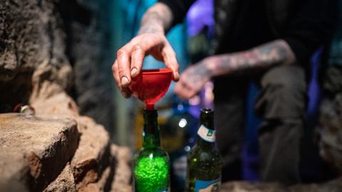 Zivilisten stellen Molotowcocktails in einem Nachtklub in Kiew her.