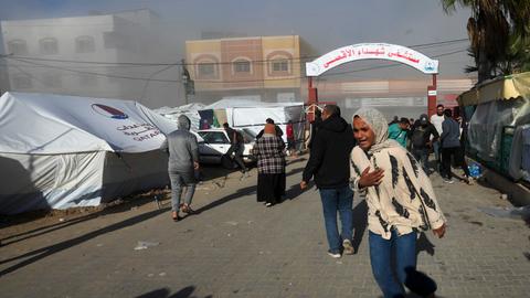 Menschen laufen nach dem Angriff auf einen Rettungswagen auf dem Gelände des Krankenhauses fort.