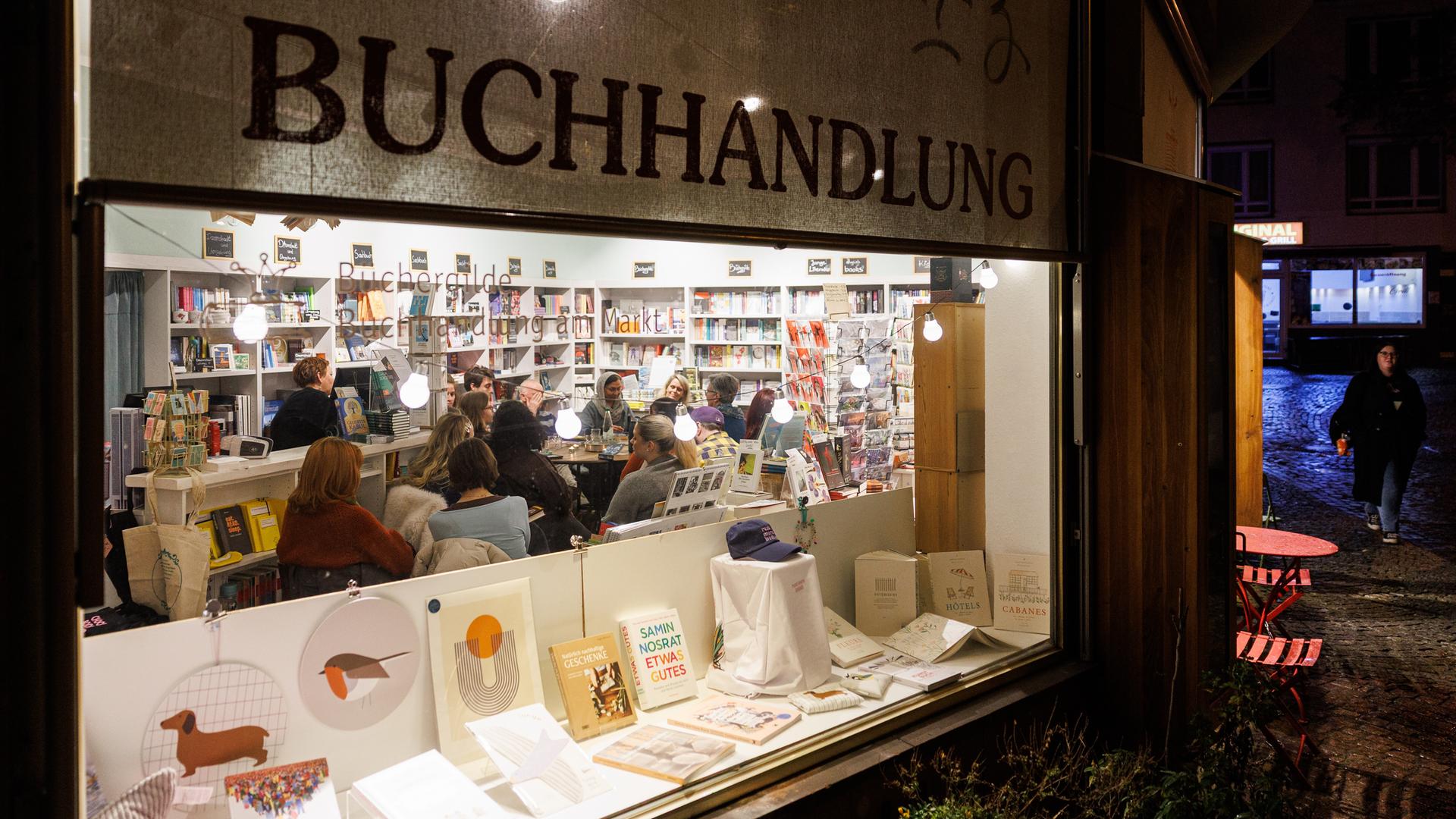Blick von außen in die «Buchhandlung am Markt» in Darmstadt während einer Veranstaltung. 