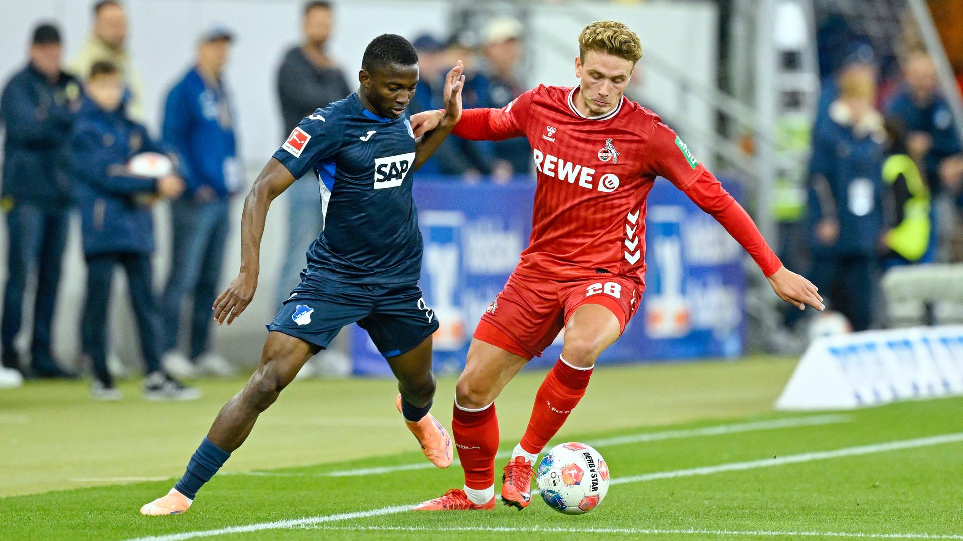 Bazoumana Touré (l, 1899 Hoffenheim) und Sebastian Sebulonsen (1. FC Köln) kämpfen um den Ball. 