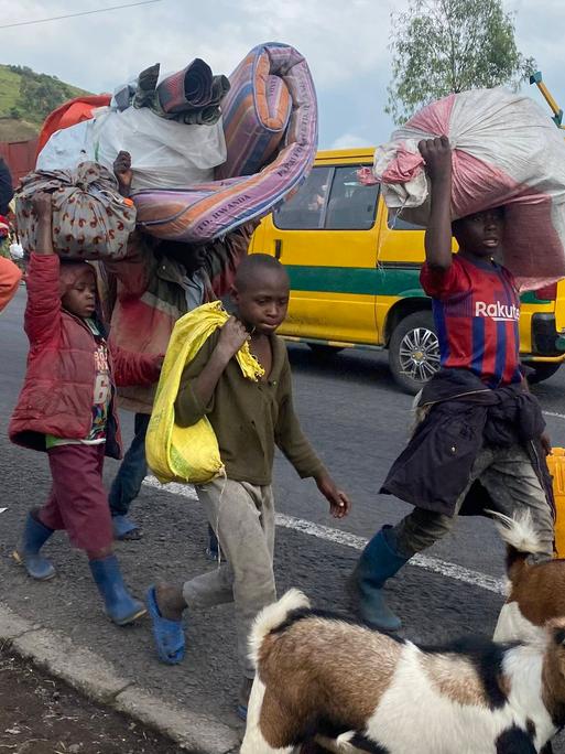 Menschen, die vor den Kämpfen zwischen der Armee und den Rebellen fliehen, sind auf dem Weg nach Goma in Ostkongo.