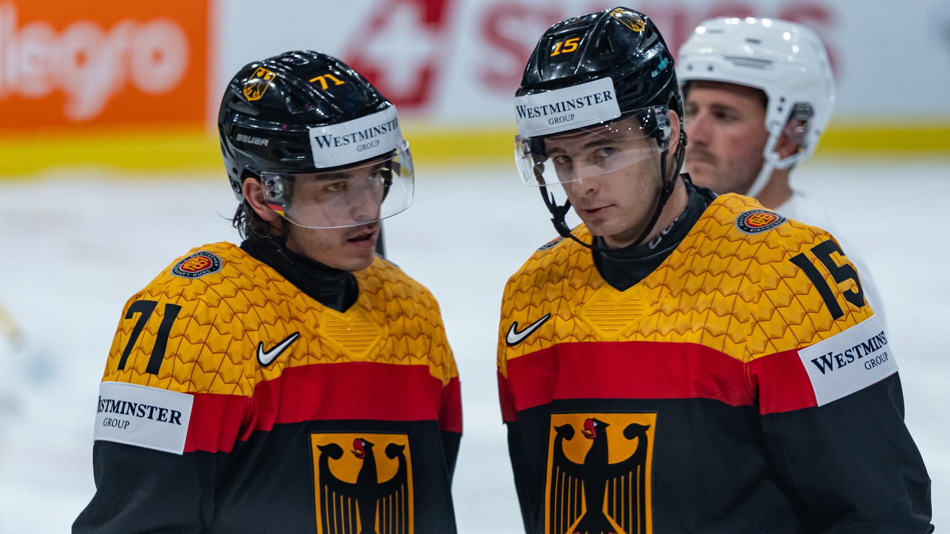 Daniel Fischbuch und Stefan Loibl stehen in Eishockey-Kleidung auf dem Eis und schauen nachdenklich.