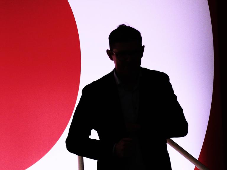 Silhouette des SPD-Politikers Matthias Ecke beim Verlassen einer Bühne 