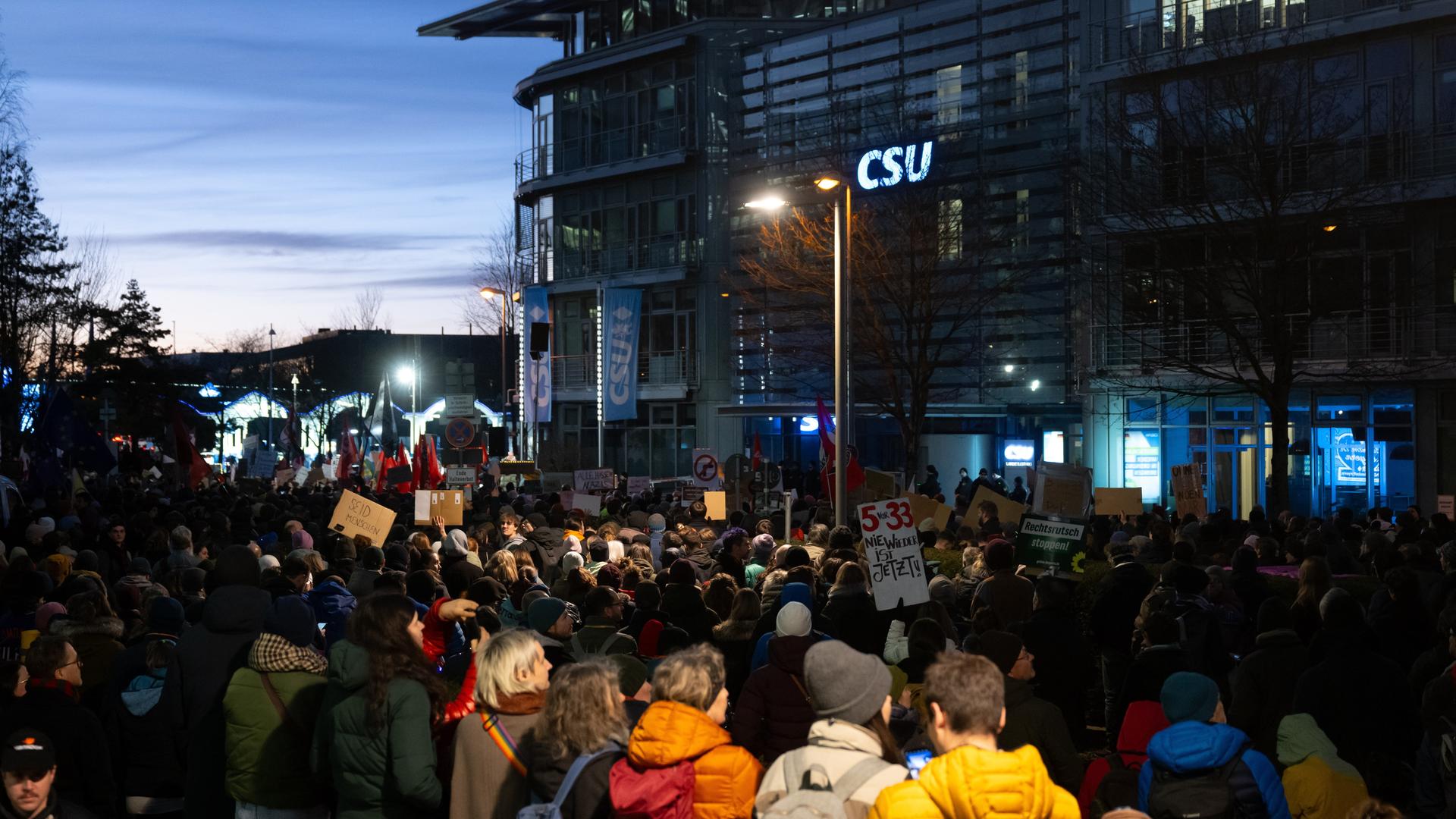 Zahlreiche Menschen nehmen an der Kundgebung des Bündnisses "München ist bunt!" unter dem Motto "Sei die Brandmauer!" vor der CSU-Parteizentrale teil.