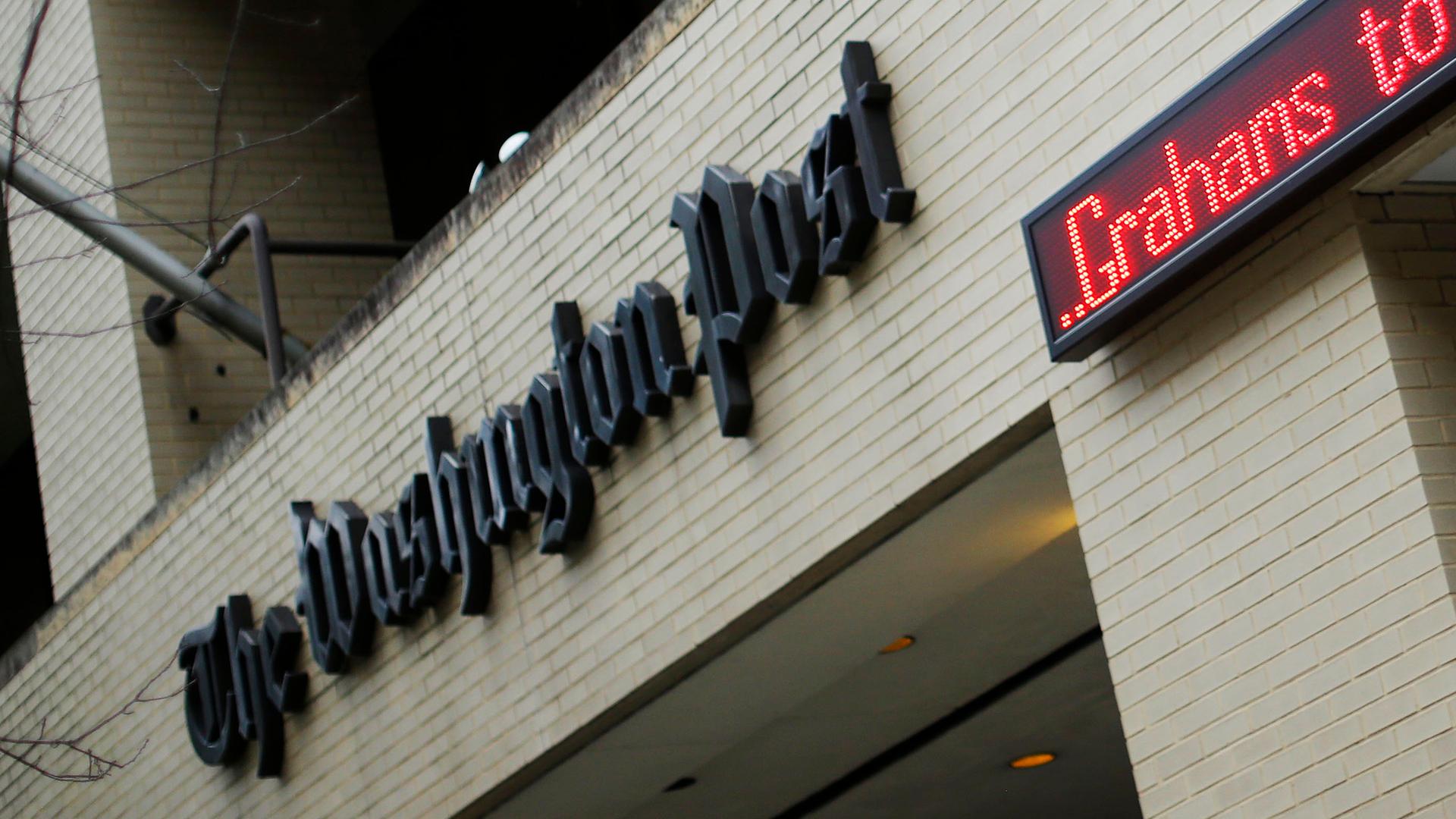 Außenansicht eines Gebäudes mit dem Schriftzug "The Washington Post"