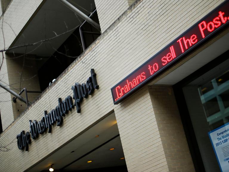 Außenansicht eines Gebäudes mit dem Schriftzug "The Washington Post" (Quelle: picture alliance)