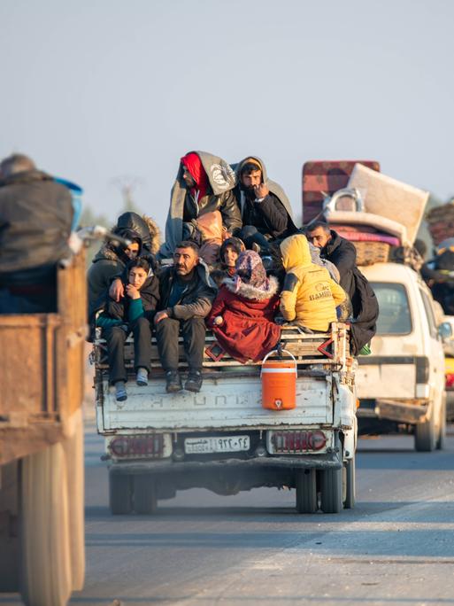 Tausende Kurden verlassen auf LKWS und in Autos ihre Heimatorte im Norden Syriens und ziehen Richtung Osten. 