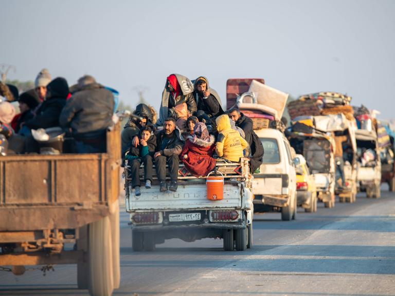 Tausende Kurden verlassen auf LKWS und in Autos ihre Heimatorte im Norden Syriens und ziehen Richtung Osten. 