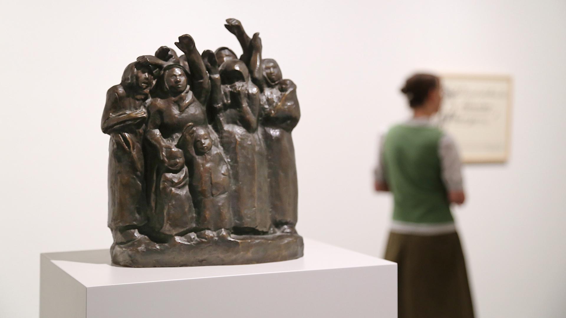 Blick in neue Ausstellung des Kollwitz Museum Köln, im Vordergrund die "Abschiedwinkenden Soldatenfrauen" von Käthe Kollwitz (1867–1945) Blick in neue Ausstellung des Kollwitz Museum Köln, im Vordergrund die "Abschiedwinkenden Soldatenfrauen" von Käthe Kollwitz (1867–1945)
