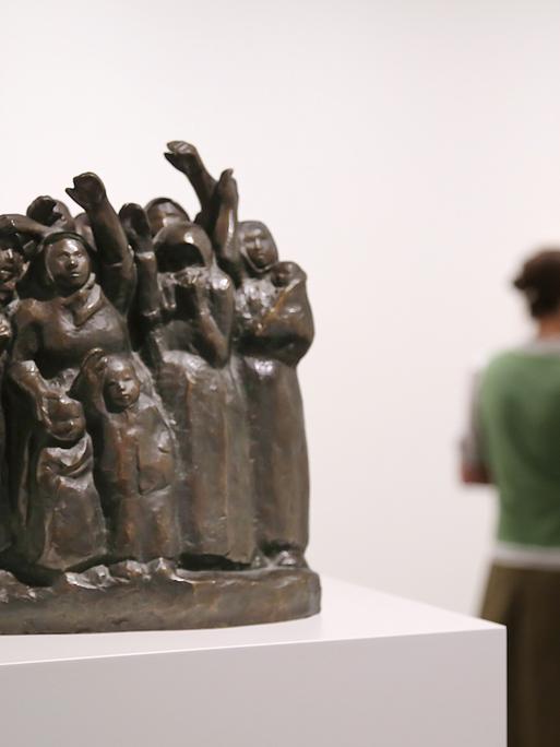 Blick in neue Ausstellung des Kollwitz Museum Köln, im Vordergrund die "Abschiedwinkenden Soldatenfrauen" von Käthe Kollwitz (1867–1945)