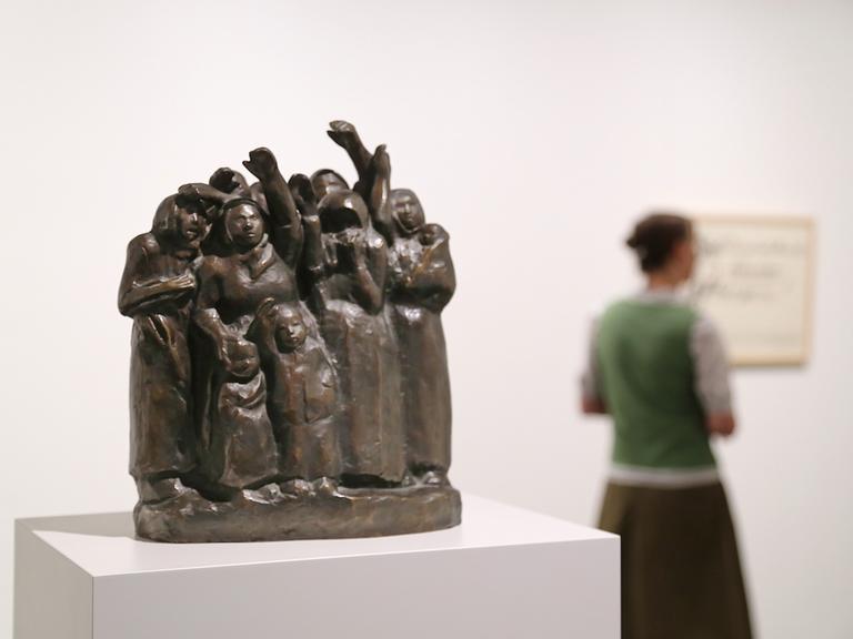 Blick in neue Ausstellung des Kollwitz Museum Köln, im Vordergrund die "Abschiedwinkenden Soldatenfrauen" von Käthe Kollwitz (1867–1945)