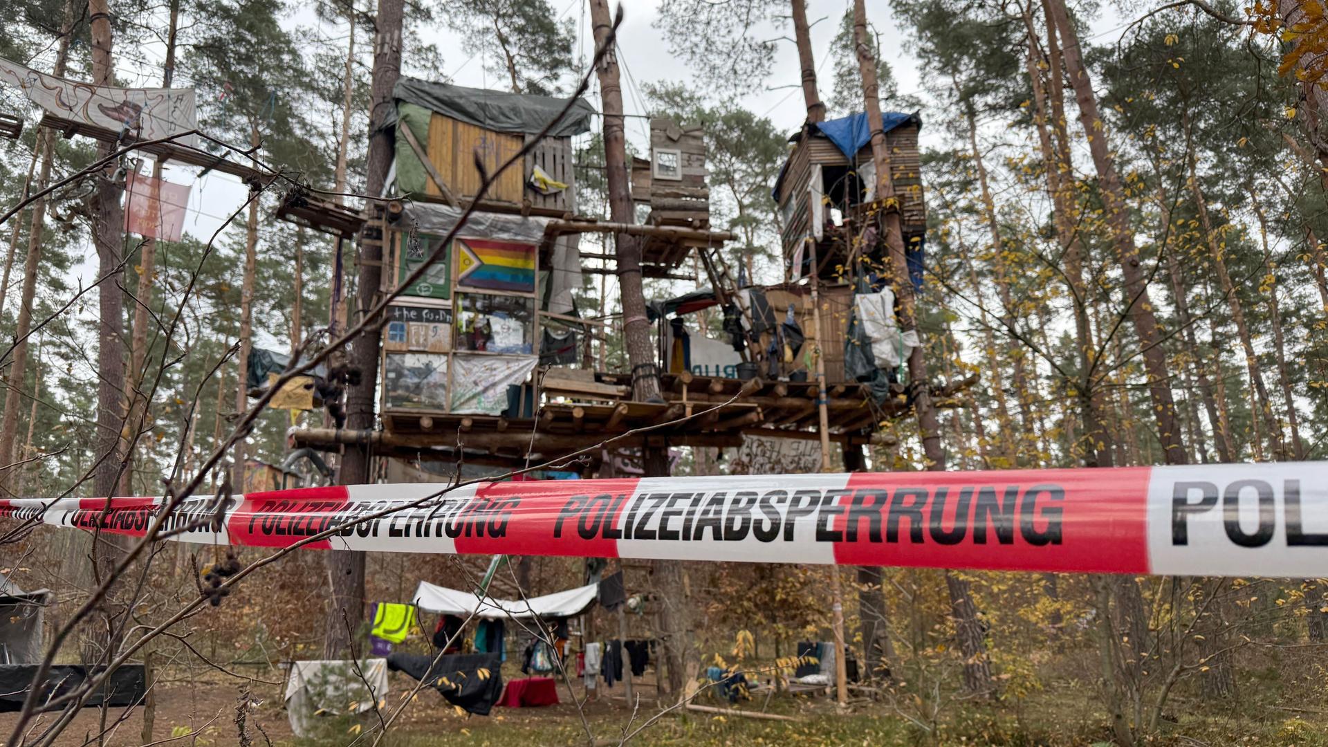 Die Polizei ist im Protestcamp von Tesla-Gegnern im Wald nahe der Tesla-Fabrik in Grünheide wegen einer geplanten Kampfmittel-Sondierung im Einsatz.