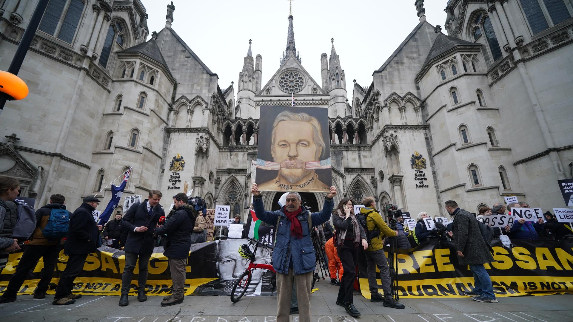 Unterstützer vor dem Royal Courts Of Justice in London, vor einer zweitägigen Anhörung im Auslieferungsfall des WikiLeaks-Gründers Julian Assange. Bilddatum: Dienstag, 20. Februar 2024. Bildnachweis sollte lauten: Yui Mok/PA Wire URN:75395902