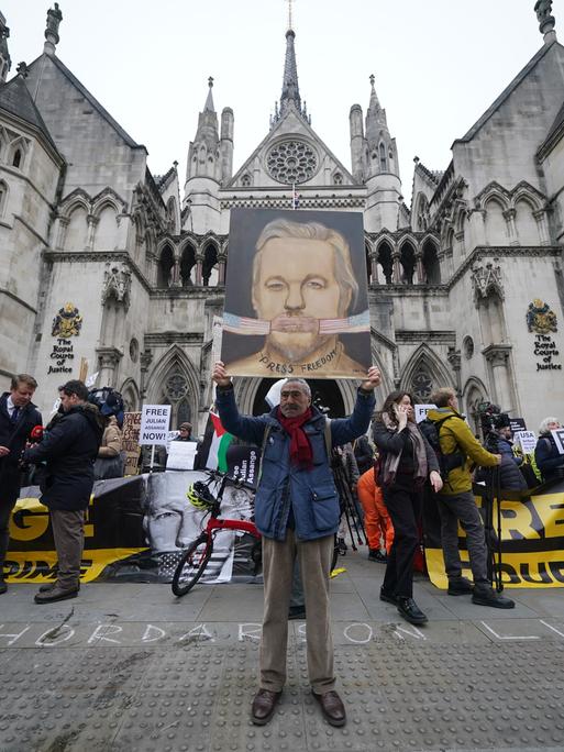 Unterstützer vor dem Royal Courts Of Justice in London, vor einer zweitägigen Anhörung im Auslieferungsfall des WikiLeaks-Gründers Julian Assange. Bilddatum: Dienstag, 20. Februar 2024. Bildnachweis sollte lauten: Yui Mok/PA Wire URN:75395902