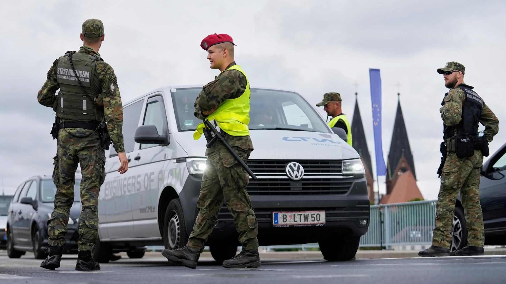 Slubice: Polnische Grenzpolizisten kontrollieren Fahrzeuge an einem Kontrollpunkt an der Grenze zu Deutschland.