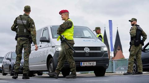 Slubice: Polnische Grenzpolizisten kontrollieren Fahrzeuge an einem Kontrollpunkt an der Grenze zu Deutschland.