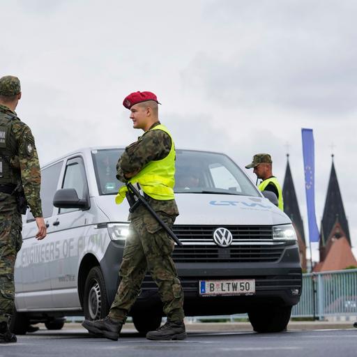 Slubice: Polnische Grenzpolizisten kontrollieren Fahrzeuge an einem Kontrollpunkt an der Grenze zu Deutschland.