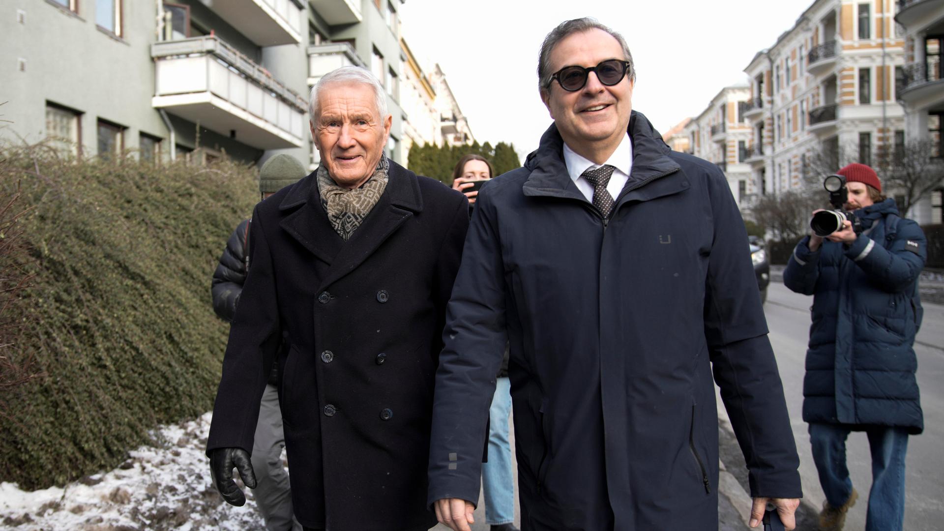 Jagland kommt mit seinem Anwalt zu seiner Wohnung in Oslo.