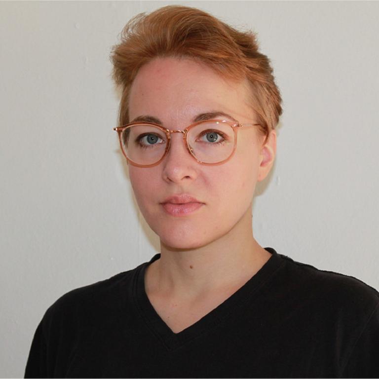 Eine Frau mit Brille schaut in die Kamera: die Kritikerin und Buchbloggerin Katharina Herrmann