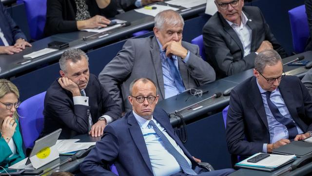 CDU-Chef Friedrich Merz sitzt nach der Abstimmung über den Unionsantrag zu Zurückweisungen an den Grenzen am 29.01.2025 im Bundestag und guckt skeptisch.