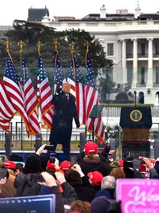Der damalige US-Präsident Donald Trump spricht am 6.1.2021 vor dem Weißen Haus zu seiner Anhängerschaft