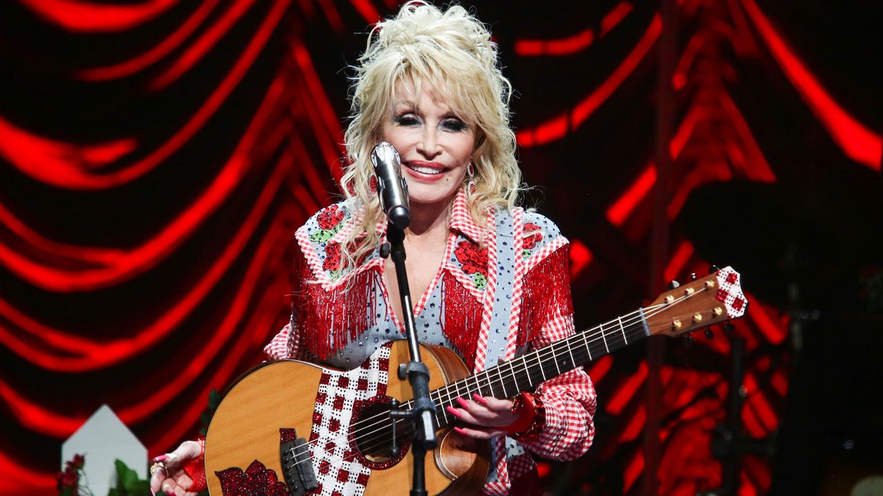 Dolly Parton bei einem Auftritt in Austin, Texas am 18. März 2022 (Foto von Jack Plunkett/Invision/AP, Datei)
      